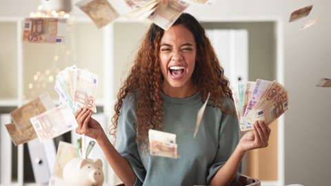 jonge vrouw is rijk en smijt met euro's
